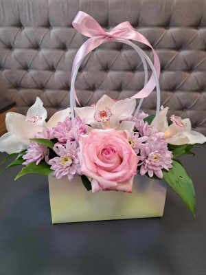 Композиция из цветов в сумке (розы, орхидеи, хризантемы) Pink
