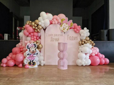 Фотозона с шарами на день рождения девочки и девушки "Минни Маус"