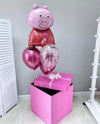 Большая коробка-сюрприз 60х60х60см цвета фуксия с воздушными шарами Свинка Пеппа