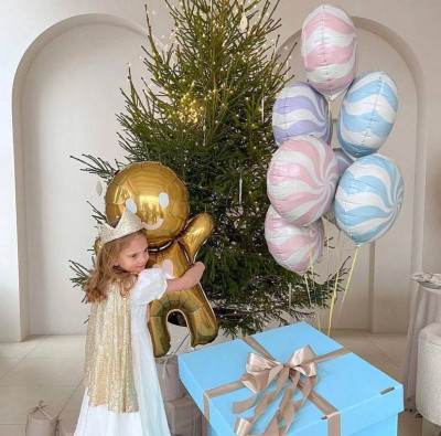 Большая коробка-сюрприз с шарами Пряник и Карамельки на новый год, 70х70х70 см**