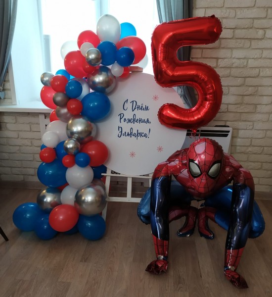 Фотозона из шаров Человек паук с цифрой и мольбертом