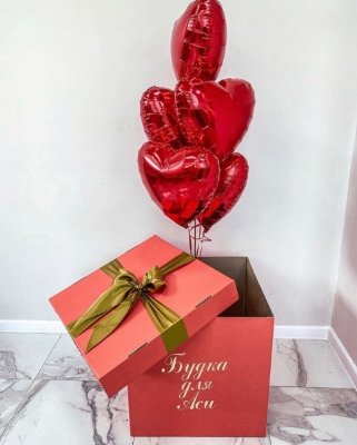 Большая красная коробка-сюрприз с шарами Пять Сердец, 60х60х60 см