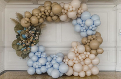 Фотозона круглая с шарами "Небесно-голубой, белый песок, слоновая кость"