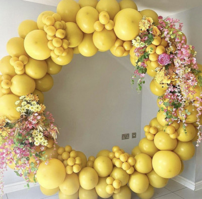 Фотозона круглая с шарами "Лимончелло", с декоративными цветами и зеленью