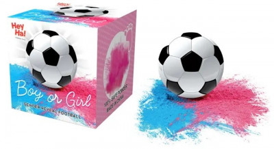 Футбольный мяч с розовой или голубой краской холи на гендер пати