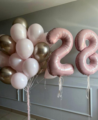 Композиция из воздушных шаров для девушки на день рождения с нежно-розовыми цифрами, охапка 35шт