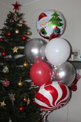 Композиция из воздушных шаров на Новый Год Дед Мороз