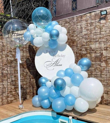 Фотозона с мольбертом на день рождения с разноразмерной гирляндой, Голубой Bubble