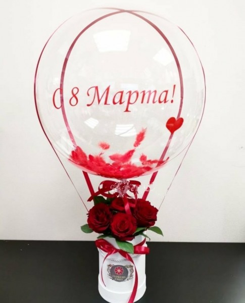Цветы в коробке, с прозрачным шаром и именной надписью 8 марта