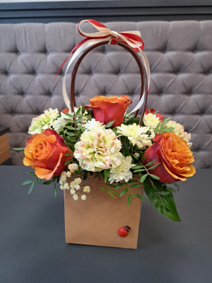 Композиция из цветов в сумке (оранжевая роза и тюльпаны) 