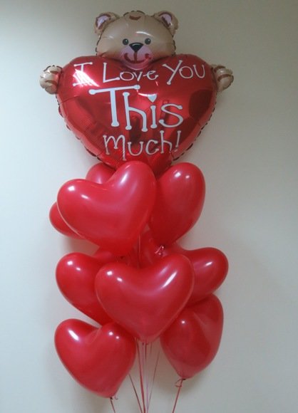 Композиция из красных шаров-сердечек и мишки I love you
