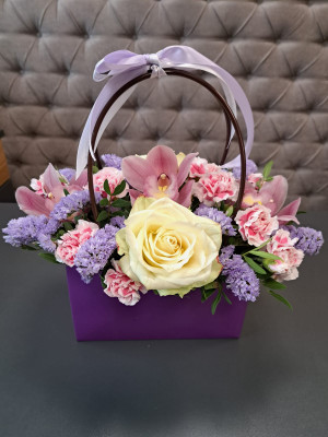 Композиция из цветов в сумке (оранжевая роза и тюльпаны)  (1)