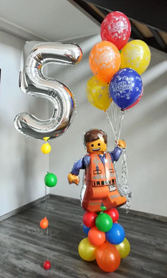 Композиция из шаров на 5 лет Человечек Лего