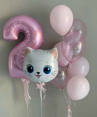 Композиция из розовых шаров для девочки на 2 года Белая кошечка
